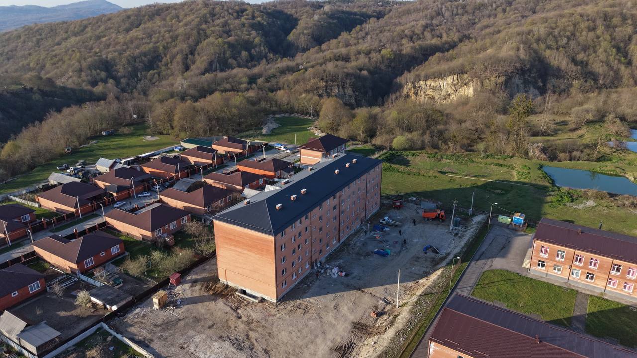 В селе Октябрьское Веденского района ЧР возводят многоквартирный дом для 25 семей
