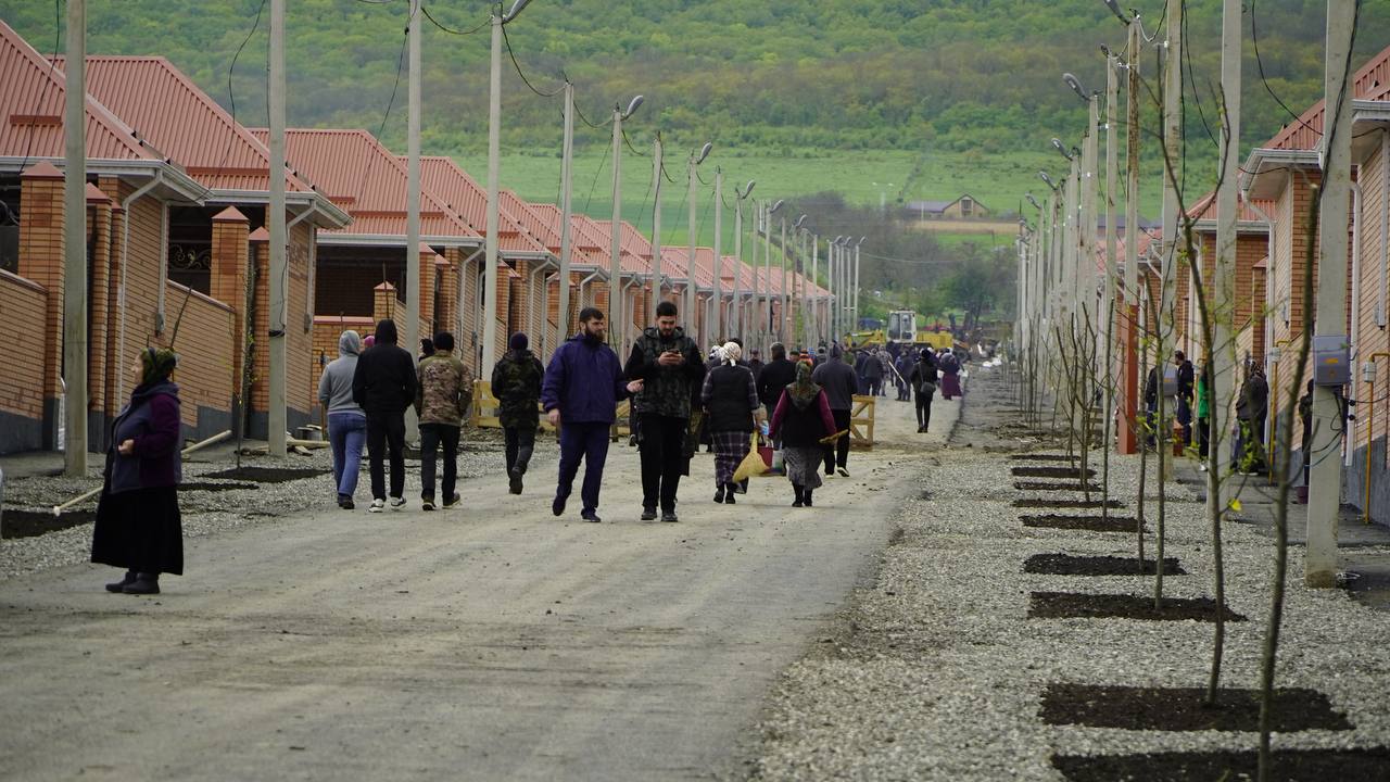 Сотрудники районных администраций провели субботник на территории строящегося жилого комплекса в селе Новый Беной