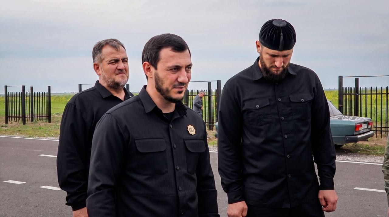 Школе хафизов имени Шейха Докку Абдулазиза передали три новых автомобиля от РОФ