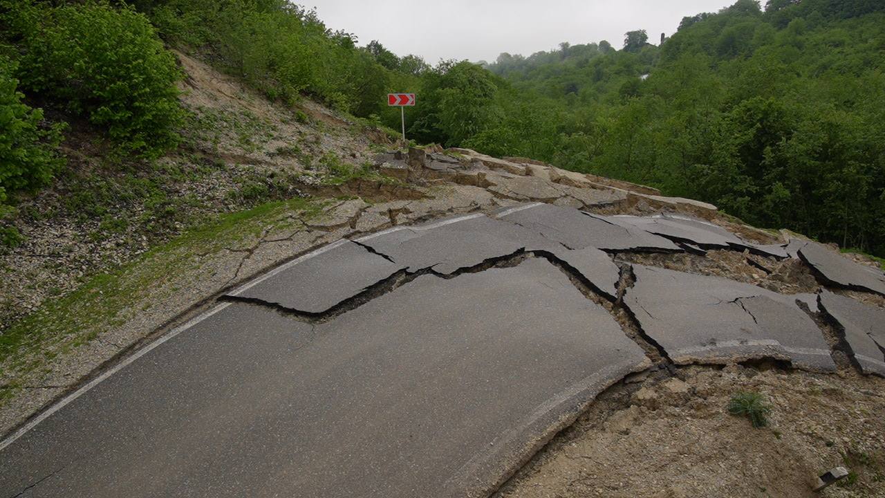В Веденском районе ЧР устраняют последствия оползня