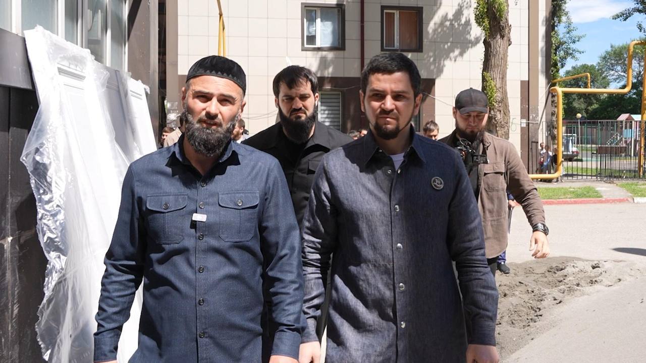 В Грозном восстанавливают фасад сгоревшего многоквартирного дома