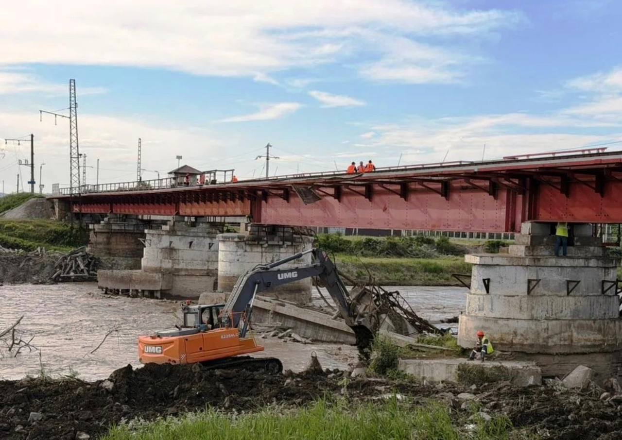На железнодорожном мосту через реку Аргун ведется строительство барражной стенки