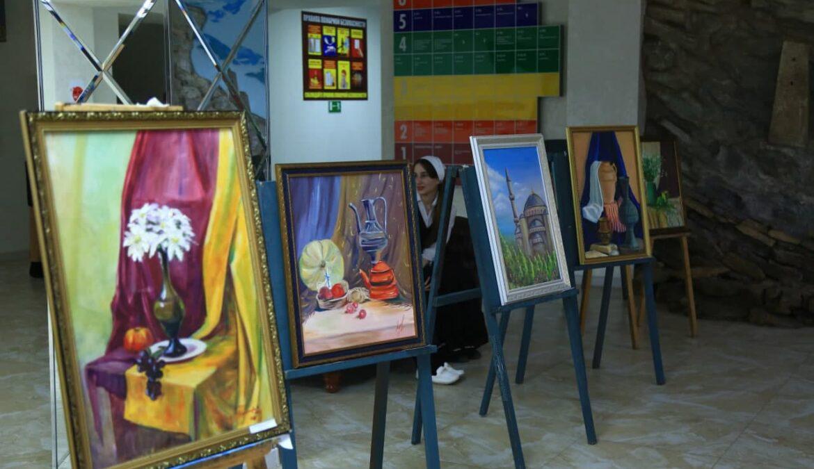 В чеченском вузе открылась этнокультурная выставка работ выпускников