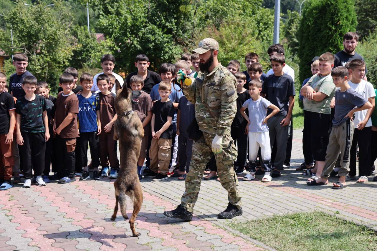 Чеченские полицейские провели спортивную зарядку для детей в лагере