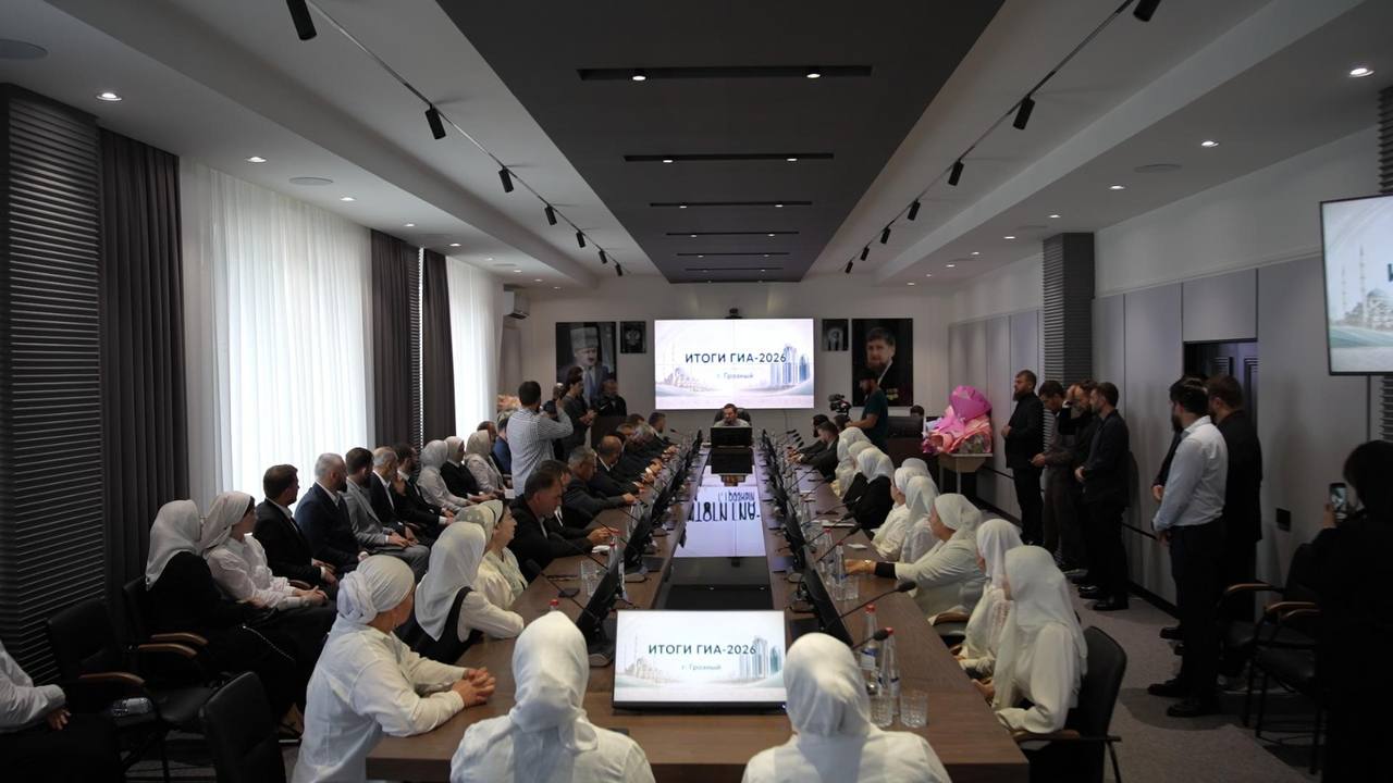 Одиннадцать директоров грозненских школ получили денежные сертификаты от Фонда Кадырова