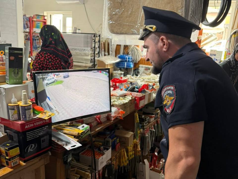 Исправность систем видеонаблюдения проверили в торговых точках чеченского села Алхан-Кала