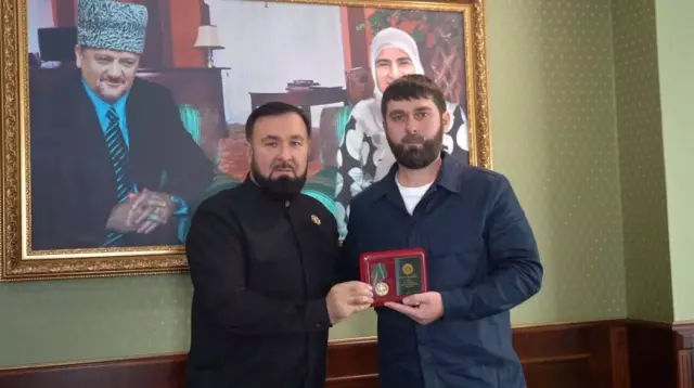 Спасшего семью из огня Мовсара Зубайраева наградили медалью в ЧР